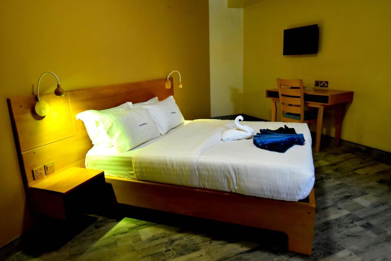 Victoria Mews Hotel Kampala Esterno foto